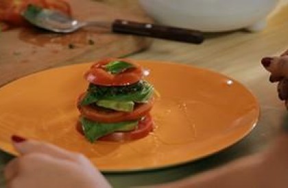 Caprese de abacate com tomate e molho pesto: receita da Bela Gil