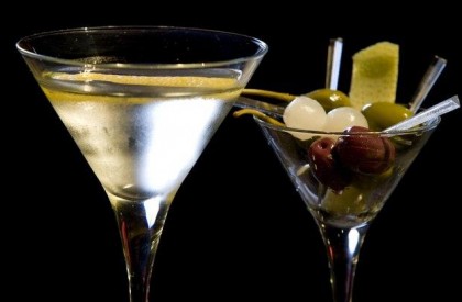Martini com azeitonas, cebolinha e alcaparrões