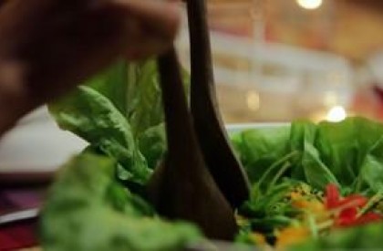 Salada de folhas verdes com molho de cenoura: receita da Bela Gil