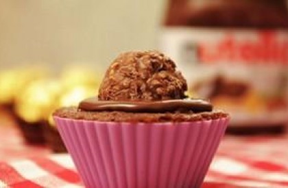 Cupcake de chocolate com creme de avelã e bombom