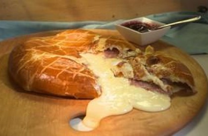 Pão recheado com queijo brie e presunto