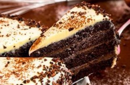 Torta gelada de chocolate com cobertura de chocolate branco