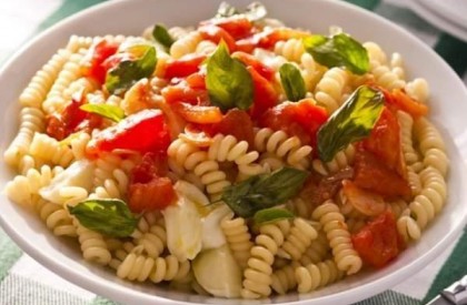 Salada Italiana de Tomate, Macarrão e Manjericão