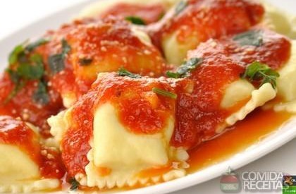 Receita de Ravióli com molho de tomate e queijos