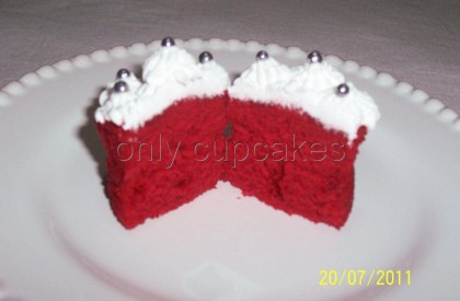 Cupcakes Red Velvet (veludo vermelho) com frutas vermelhas e chantilly