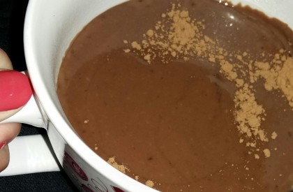 Chocolate quente com pedaços de chocolate
