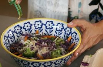Como fazer macarrão de arroz com legumes