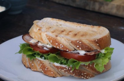 Sanduíche de Bacon com Salada