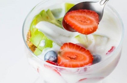 Salada de frutas com iogurte e granola