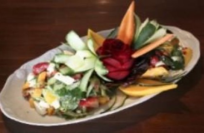 Salada de verão com manga, morango e hortelã