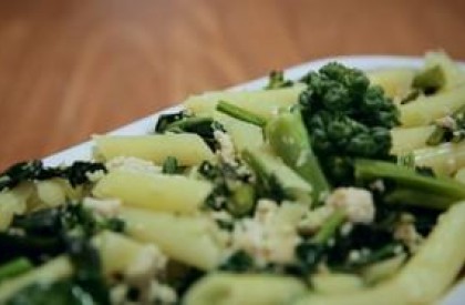 Macarrão integral com brócolis e tofu: receita da Bela Gil