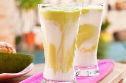 Vitamina de abacate com iogurte e baunilha