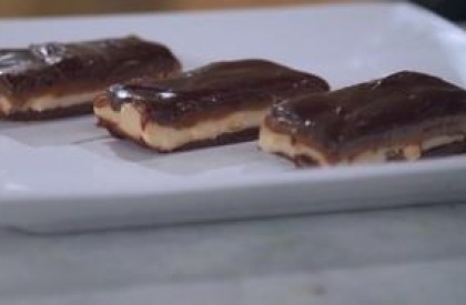 Barra de chocolate com amendoim e caramelo