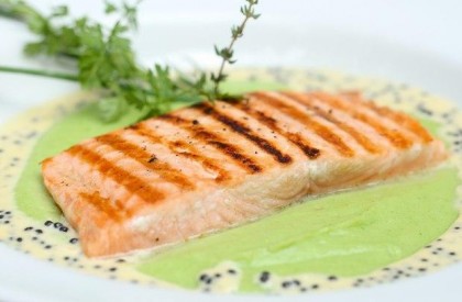 Lombo de salmão grelhado com purê de wasabi e creme de caviar